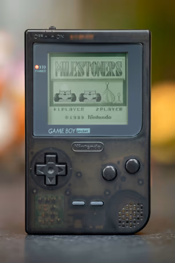 Game Boy Pocket met Milestoners startscherm.