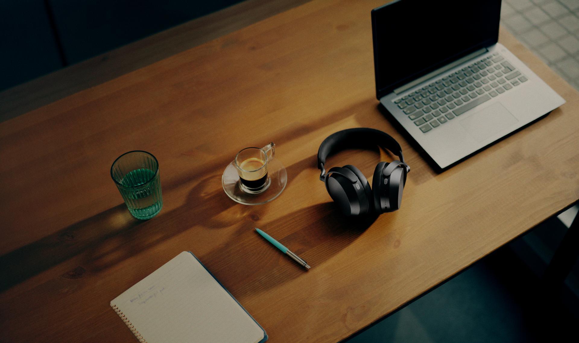 Sennheiser Momentum 5 op een bureau naast een laptop