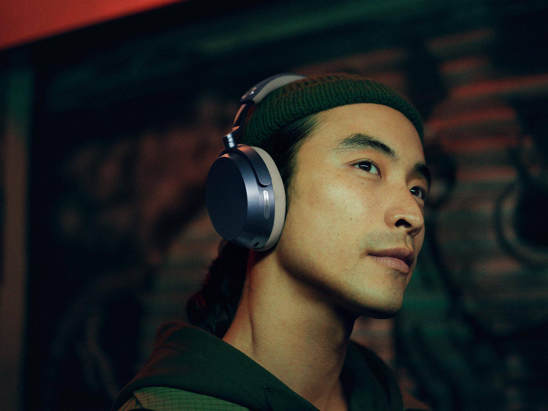 Sennheiser Momentum 5 in de kleur Denim gedragen