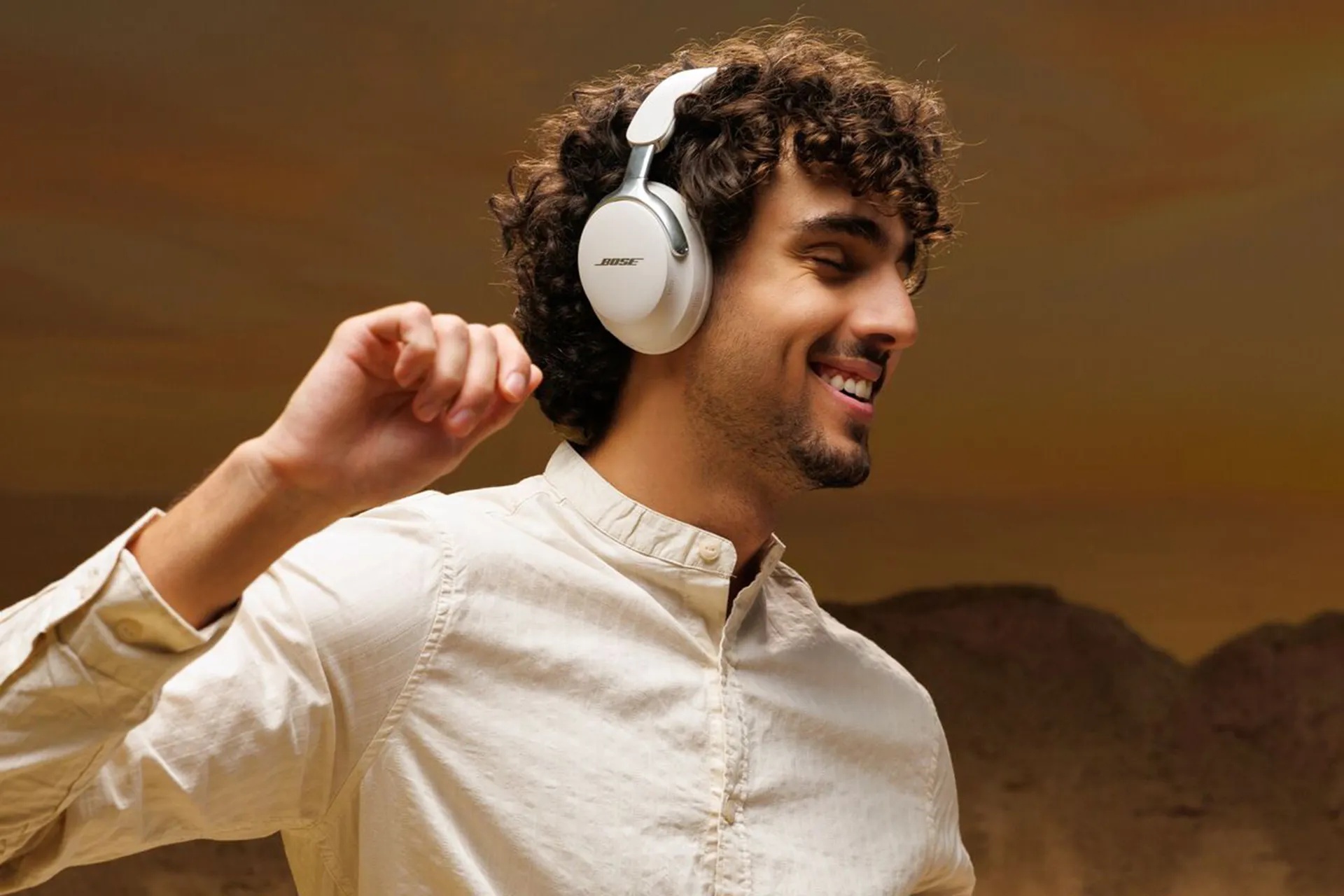 Bose QuietComfort Ultra Headphones (2e gen) in White Smoke gedragen
