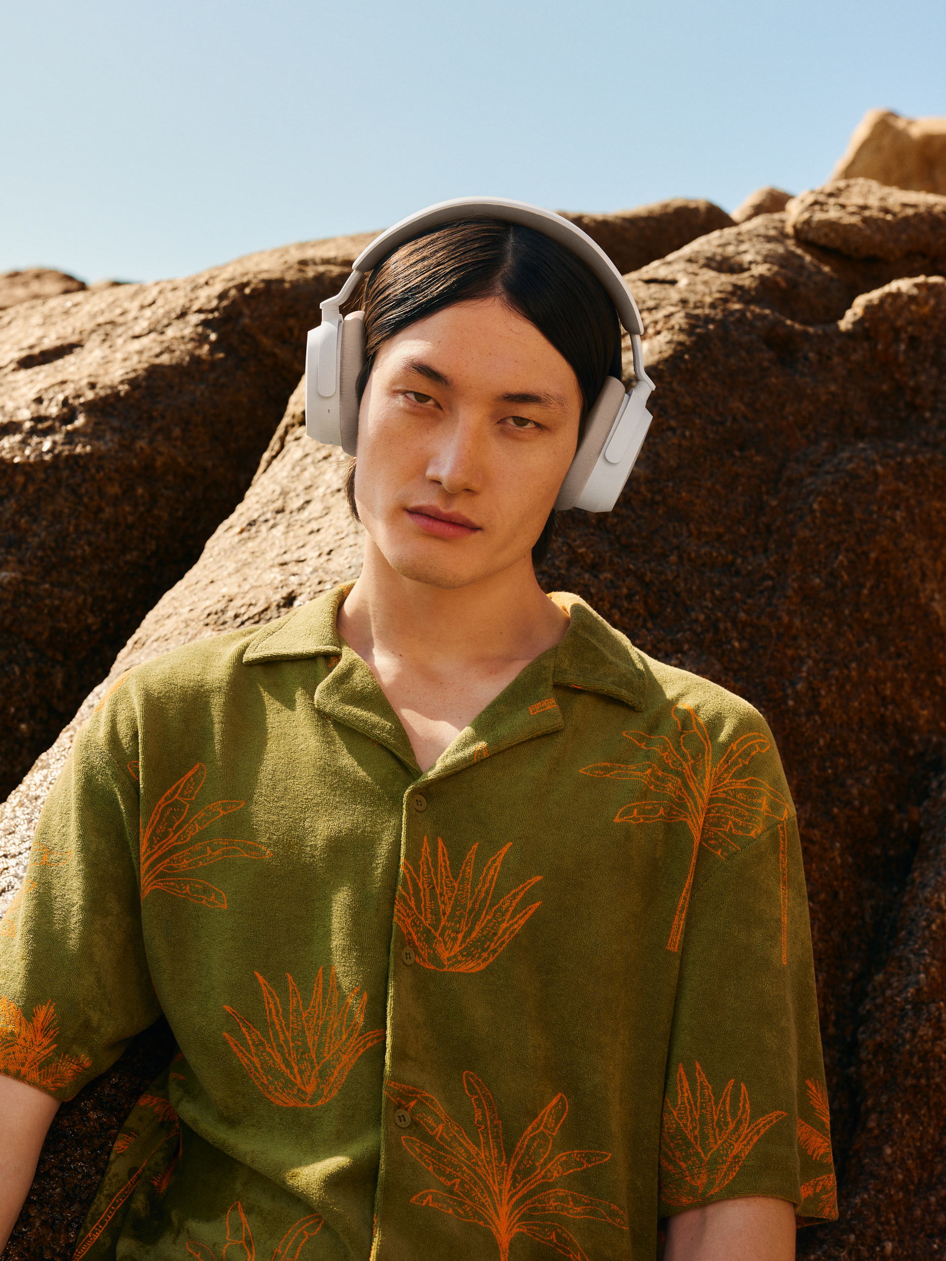 Sennheiser Accentum Wireless in het wit gedragen
