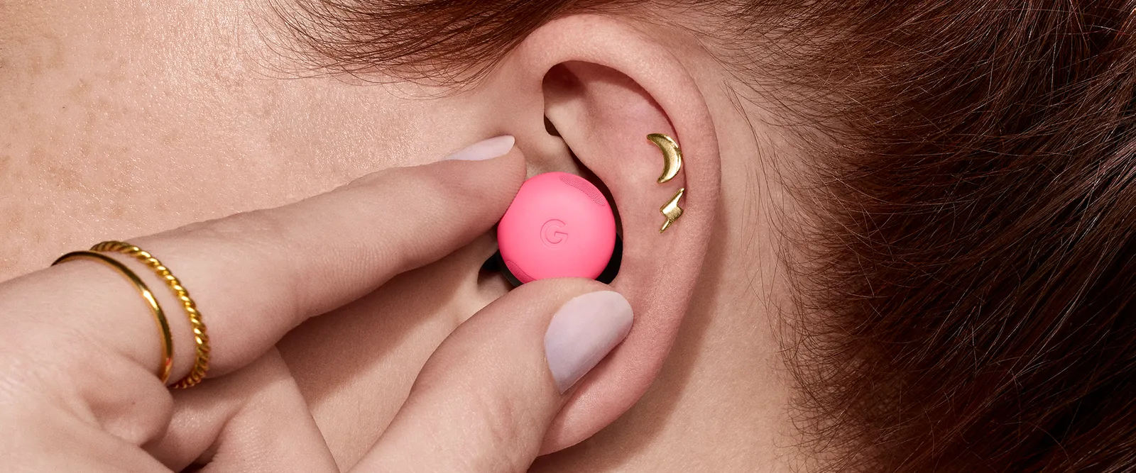 Google Pixel Buds Pro 2 in Peony worden ingedaan