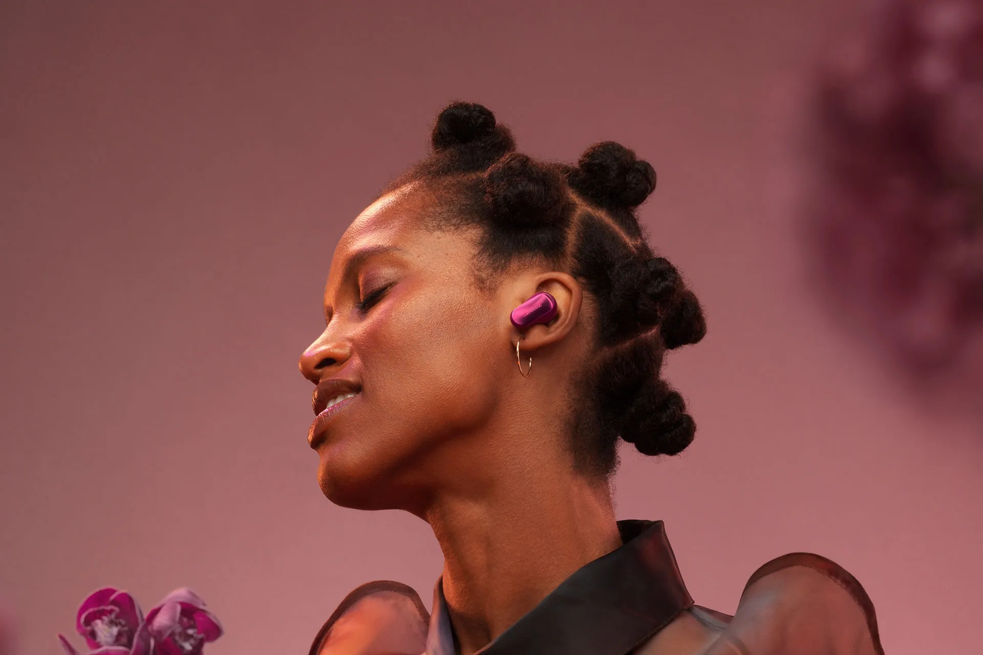 Bose QuietComfort Ultra Earbuds (2e gen) in Deep Plum gedragen