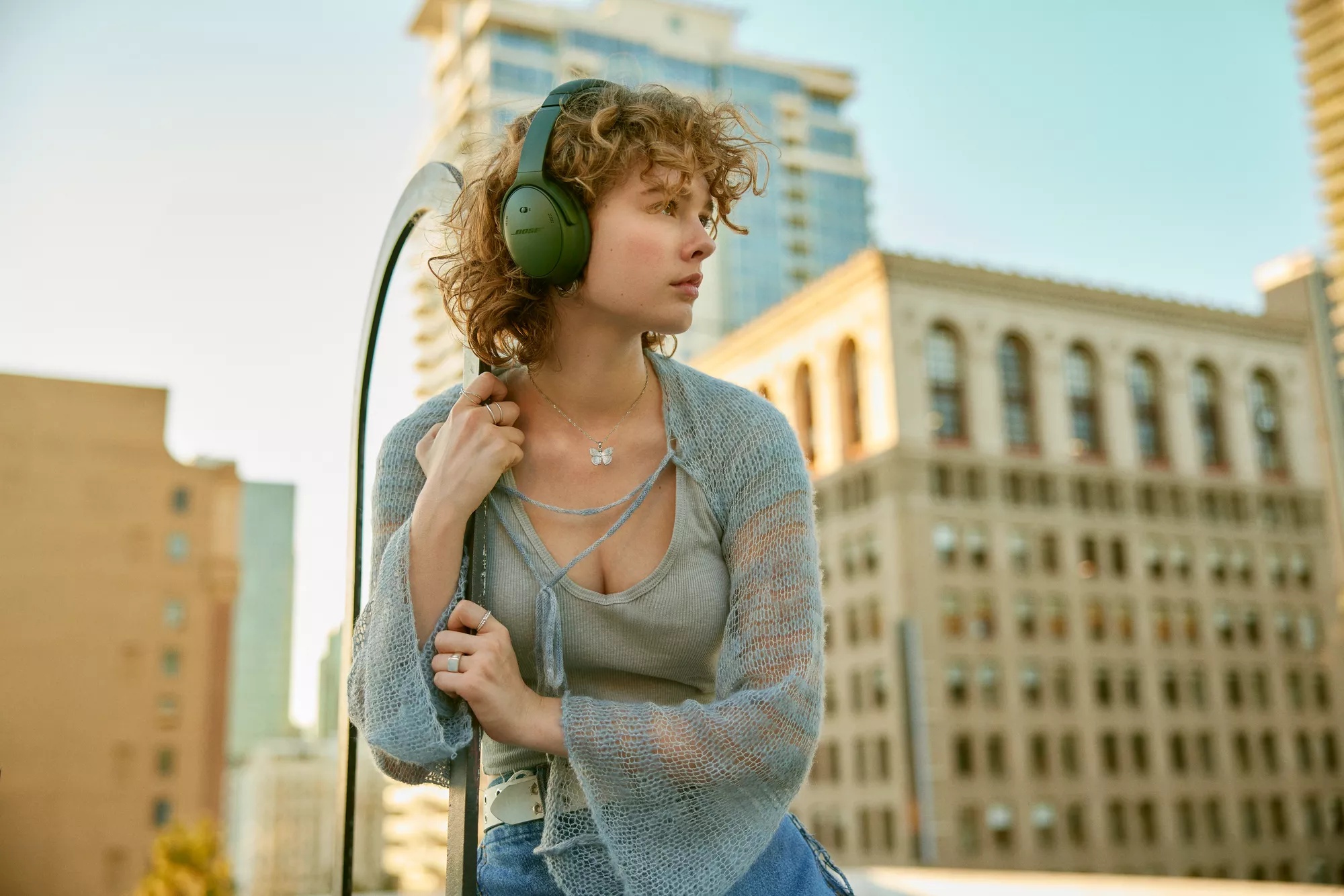 Bose QuietComfort Headphones in Cypress Green gedragen
