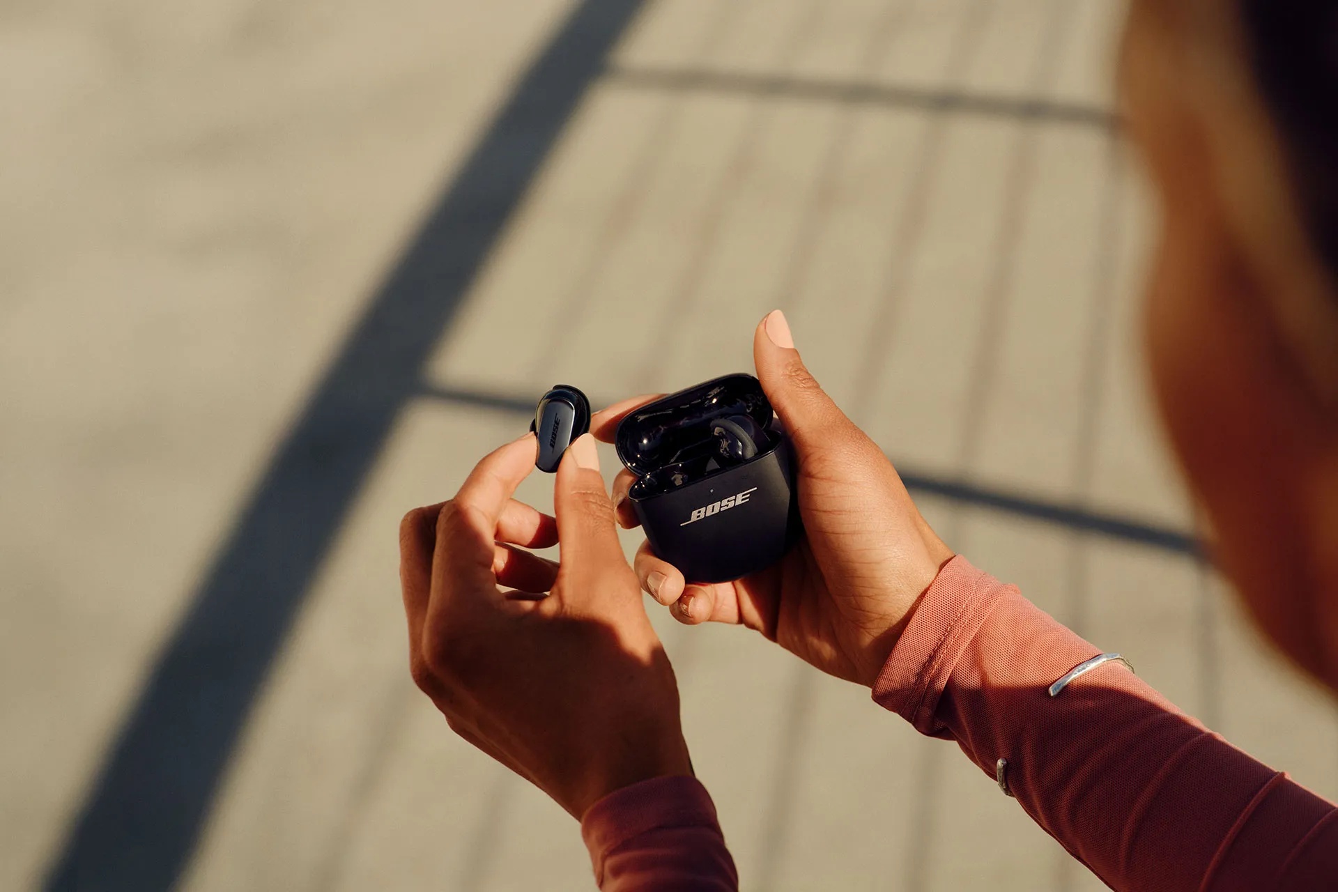 Bose QuietComfort Ultra Earbuds (2e gen) in de hand