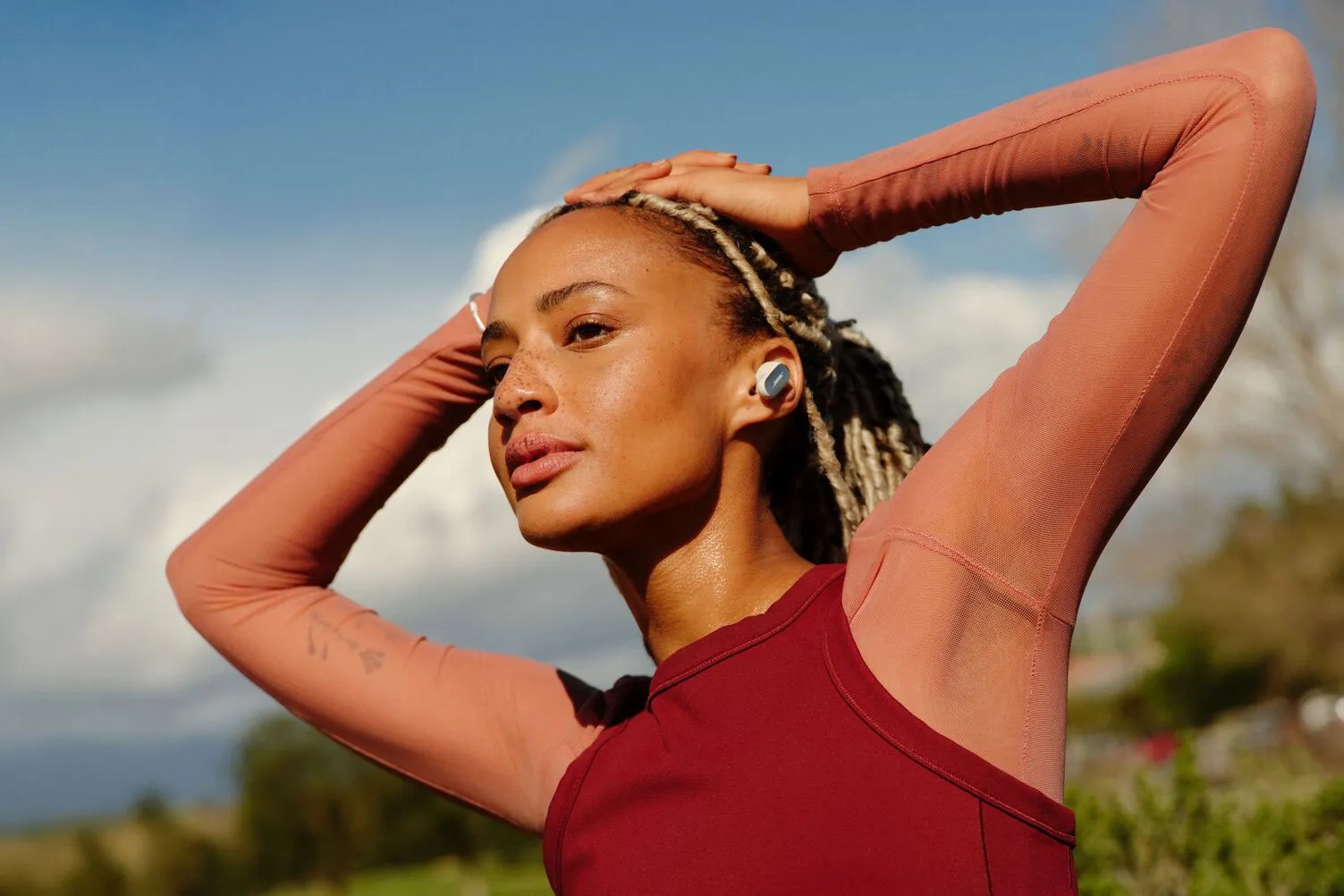 Bose QuietComfort Ultra Earbuds (2e gen) in White Smoke gedragen