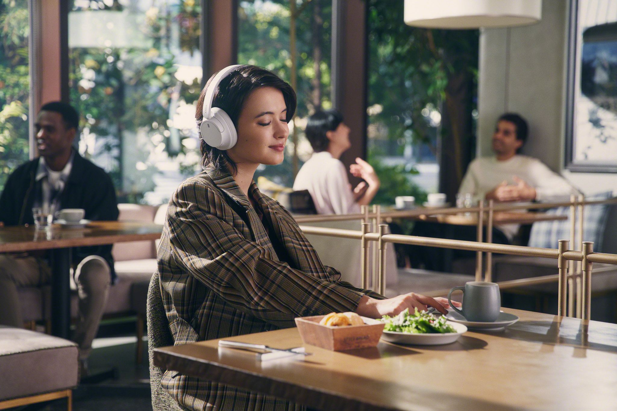 Sony WH-CH720N gedragen in een café