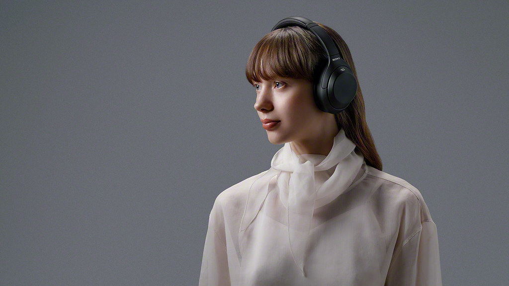 Sony WH-1000XM4C in het zwart gedragen