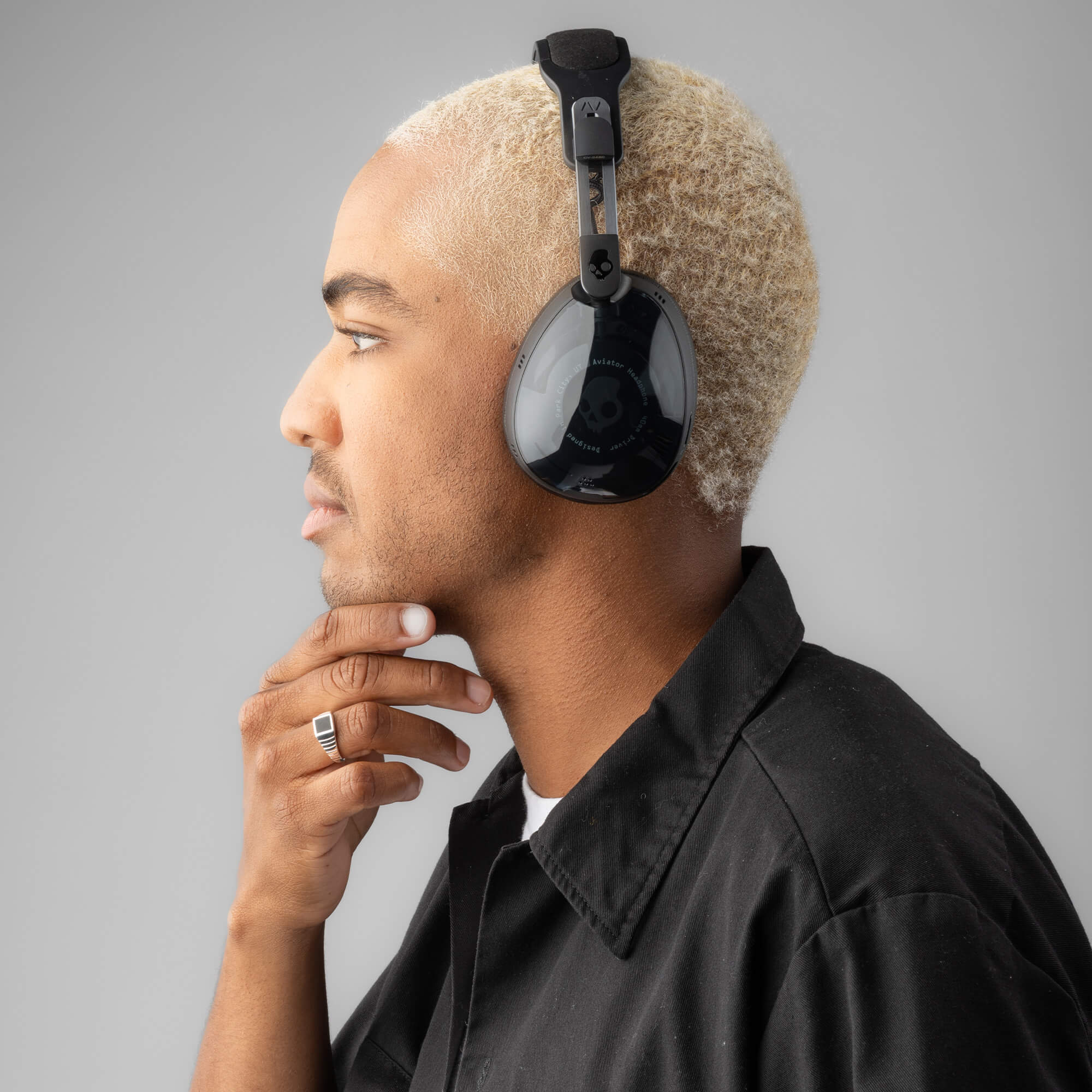 Skullcandy Aviator 900 ANC zijaanzicht gedragen