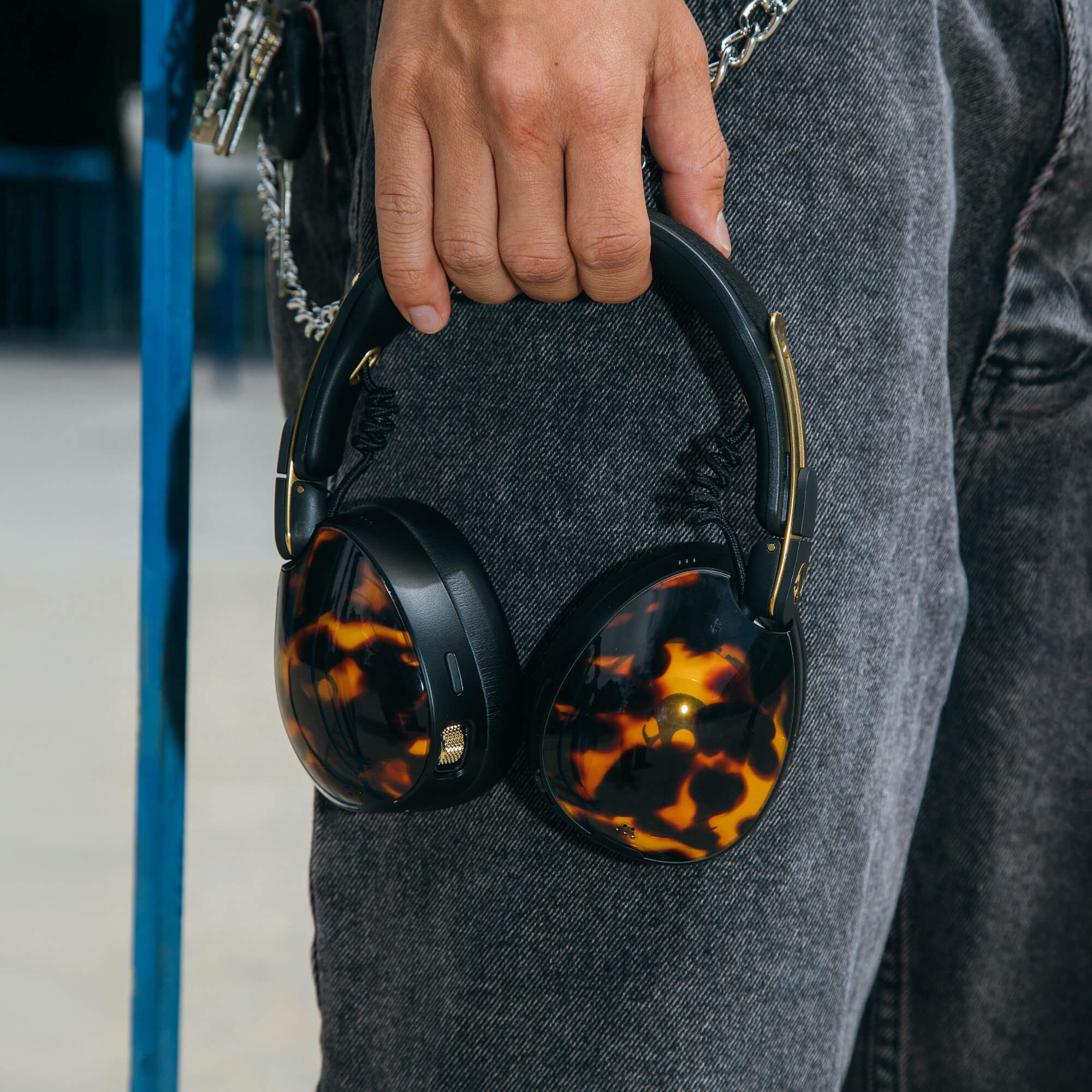Skullcandy Aviator 900 ANC in Tortoise in de hand