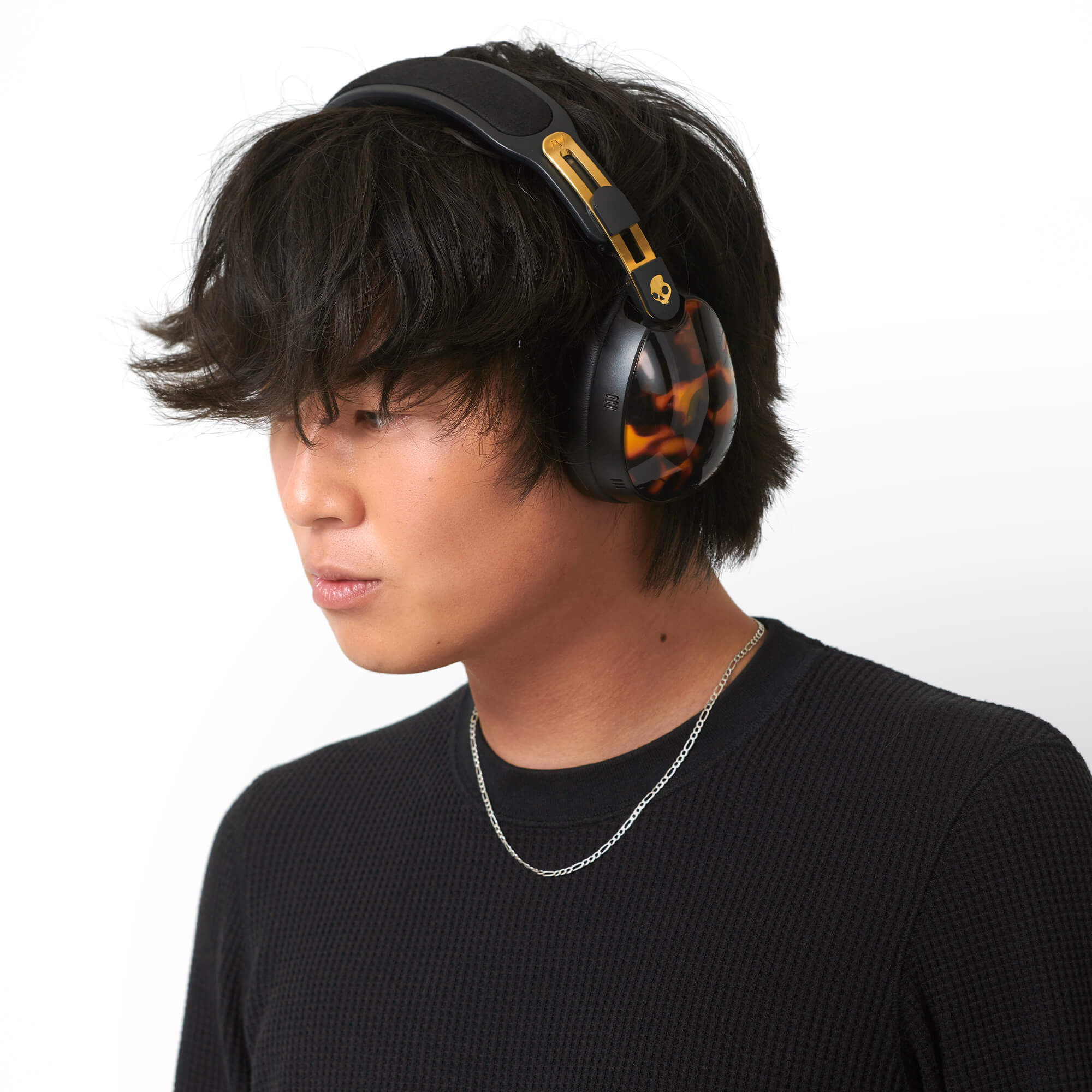 Skullcandy Aviator 900 ANC in Tortoise gedragen