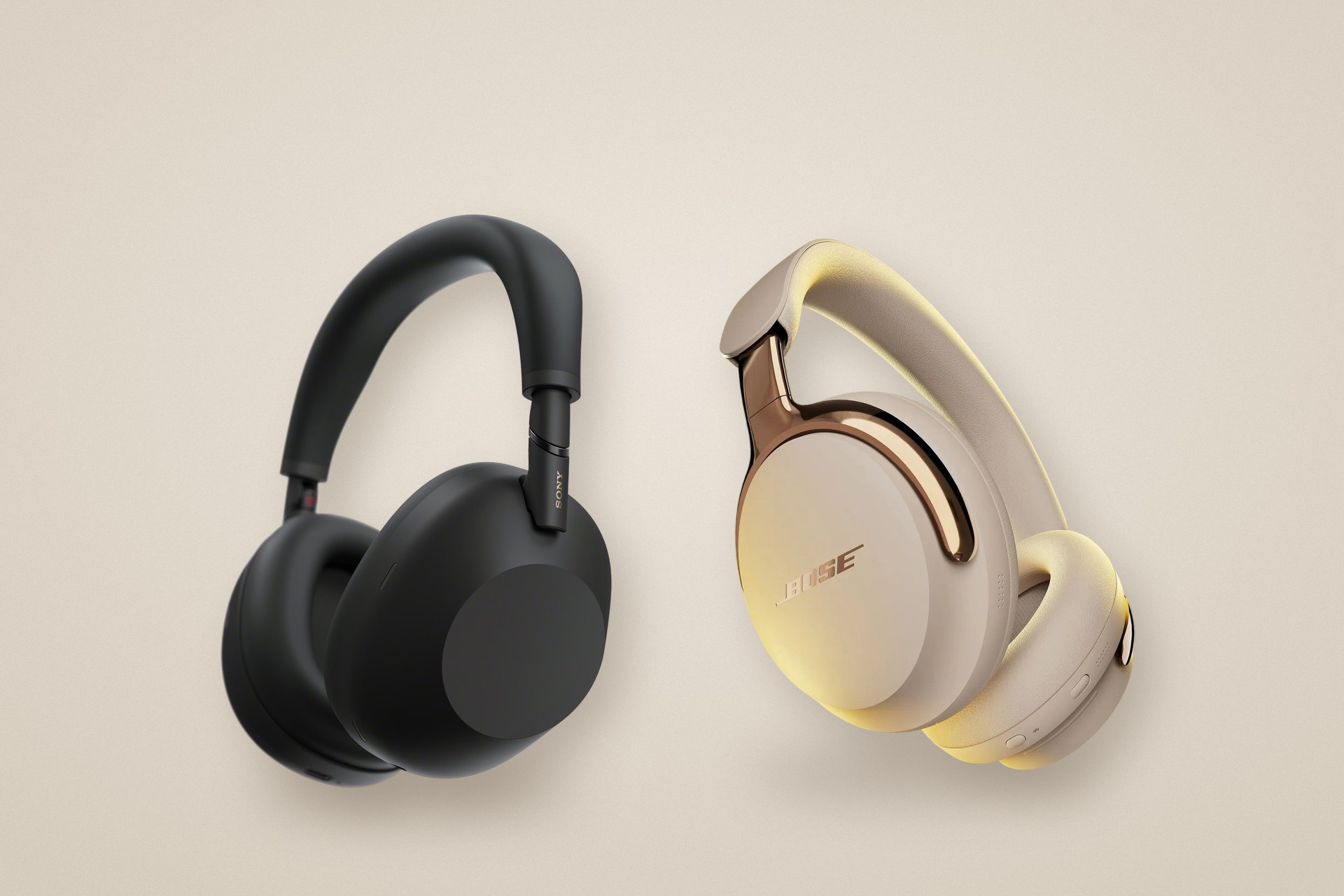Sony WH-1000XM6 in zwart naast de Bose QuietComfort Ultra Headphones (2e gen) in Driftwood Sand