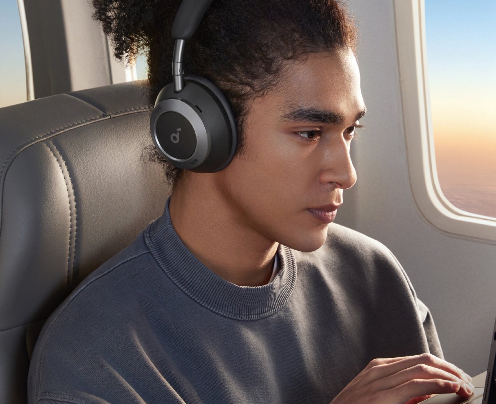 Soundcore Space One Pro in Jet Black gedragen in het vliegtuig