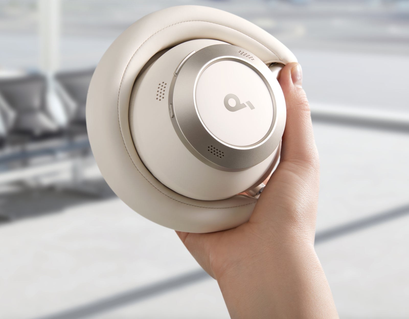 Soundcore Space One Pro opgevouwen in de hand