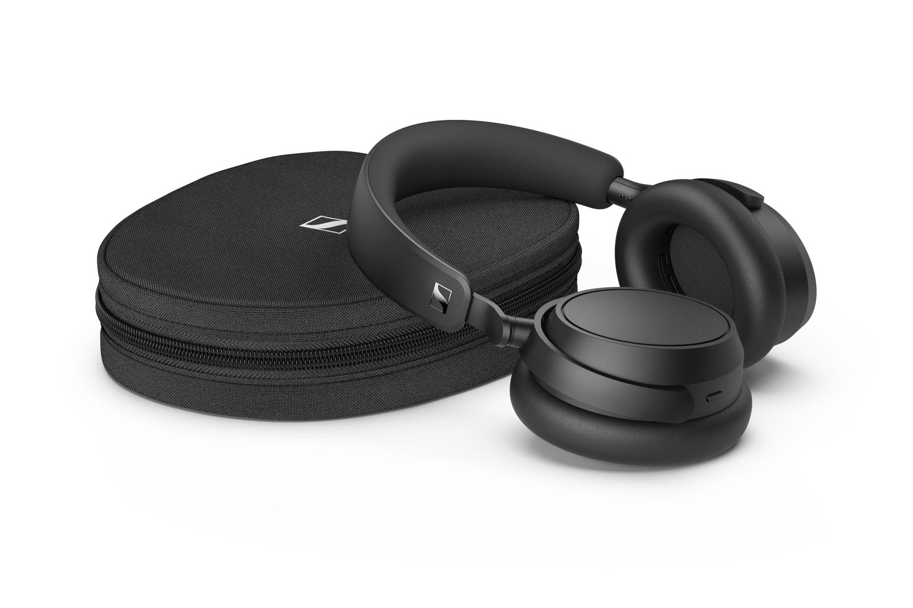 Sennheiser Accentum Plus plat gevouwen naast het meegeleverde etui
