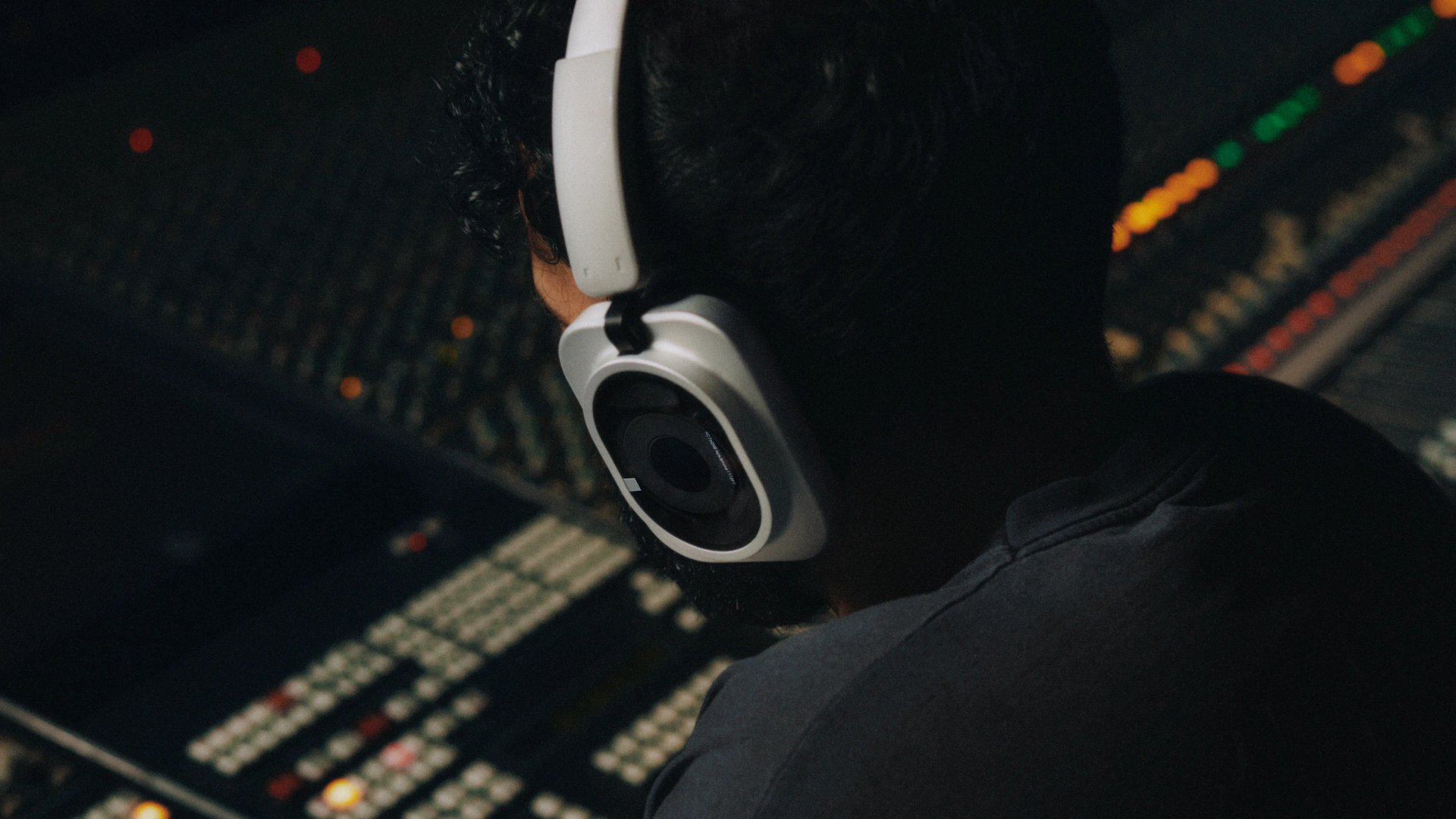 Nothing Headphone (1) Pro in wit aan een mengtafel