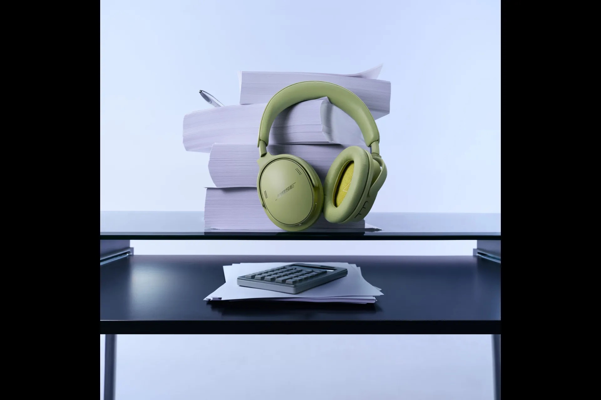 Bose QuietComfort Headphones (2e gen) in eucalyptusgroen op een bureau