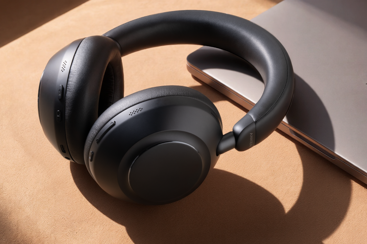 Zwarte Anker soundcore Space 2 Pro op een bureau naast een laptop