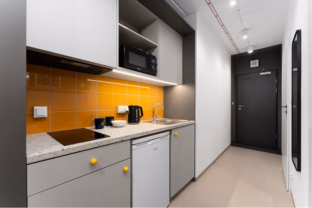 Wnętrze pokoju w akademiku StudentSpace – nowoczesny design i funkcjonalność.