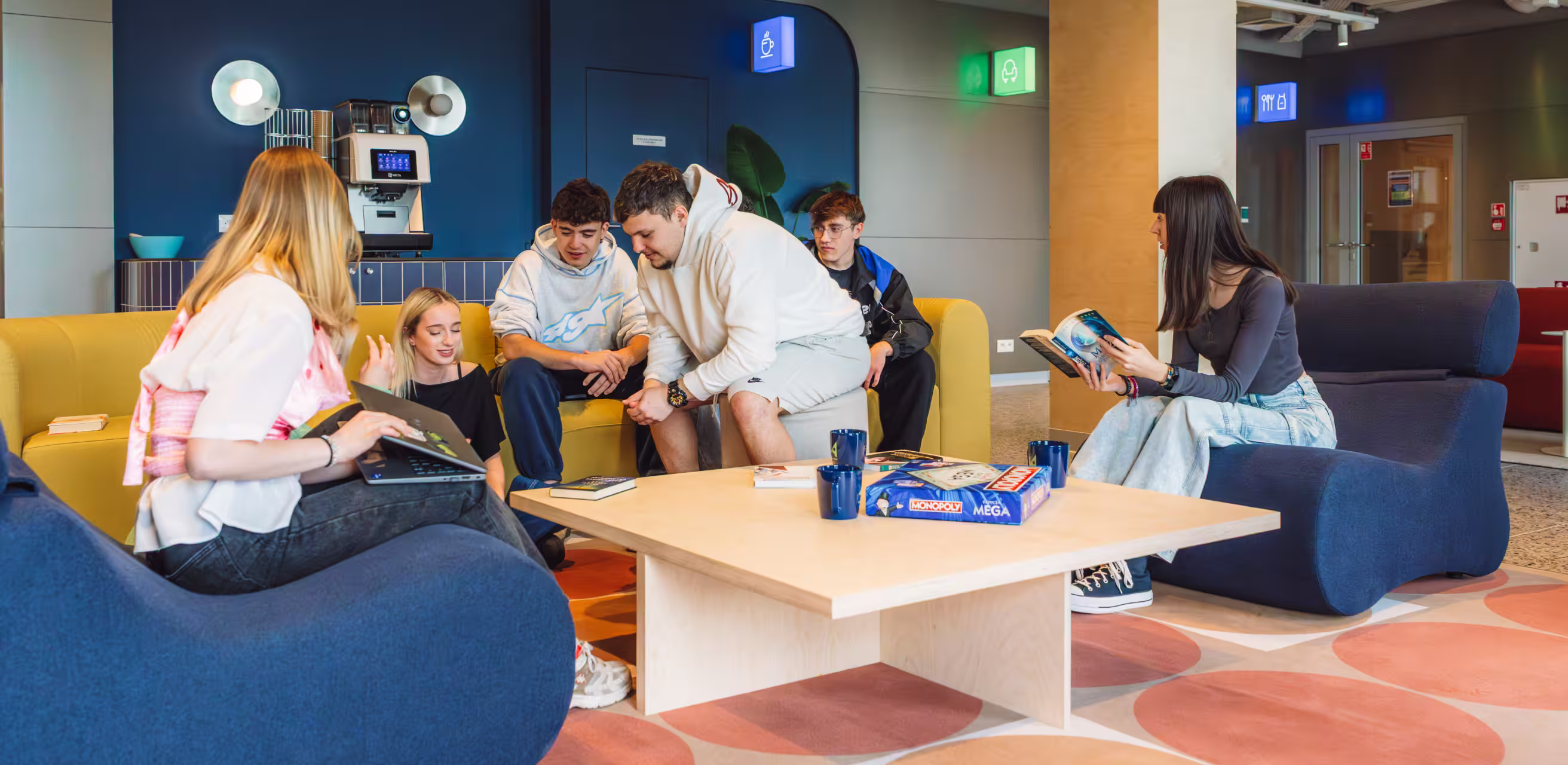 Zdjęcie w sekcji hero pokazujące społeczność i codzienność w StudentSpace.