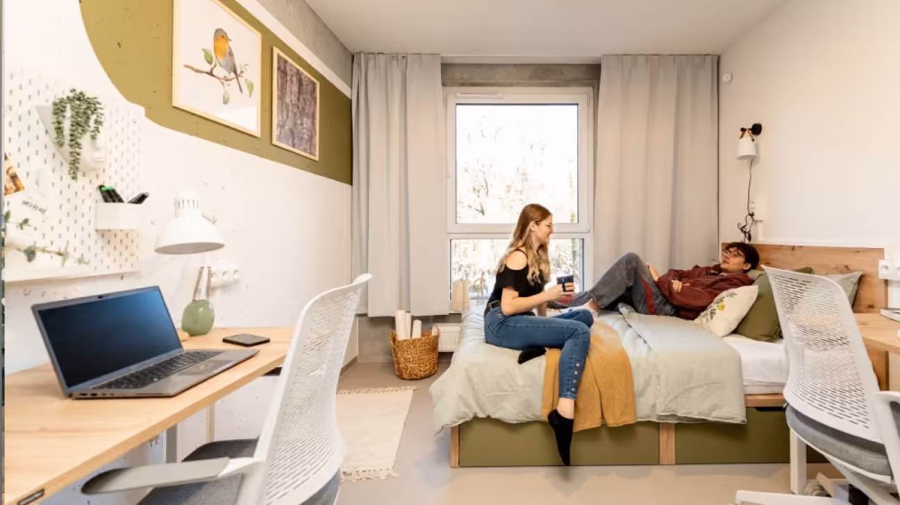 Pokój studencki ze strefą do nauki i pracy w akademiku StudentSpace Kraków