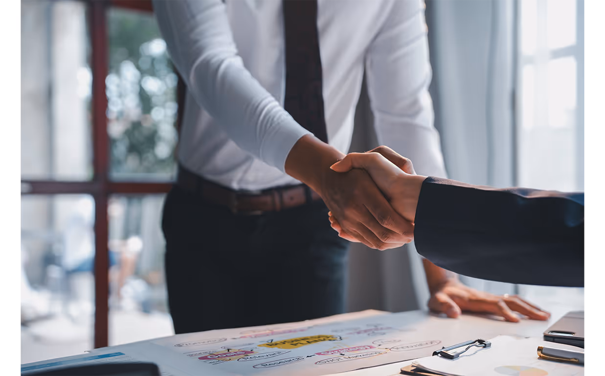 Zwei Business-Partner die sich die Hand geben.