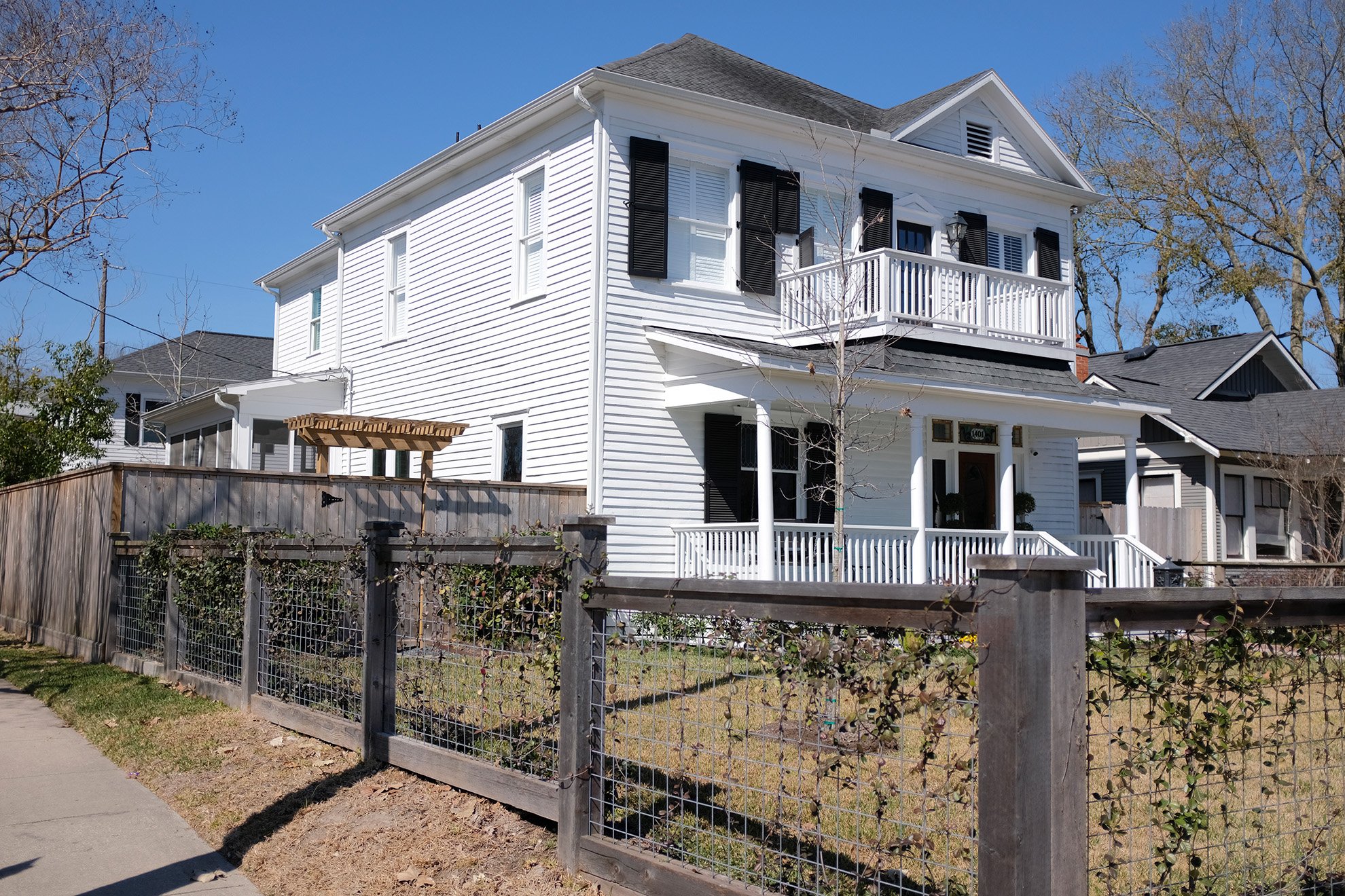 Front exterior of 1401 Oxford in Houston, Texas.