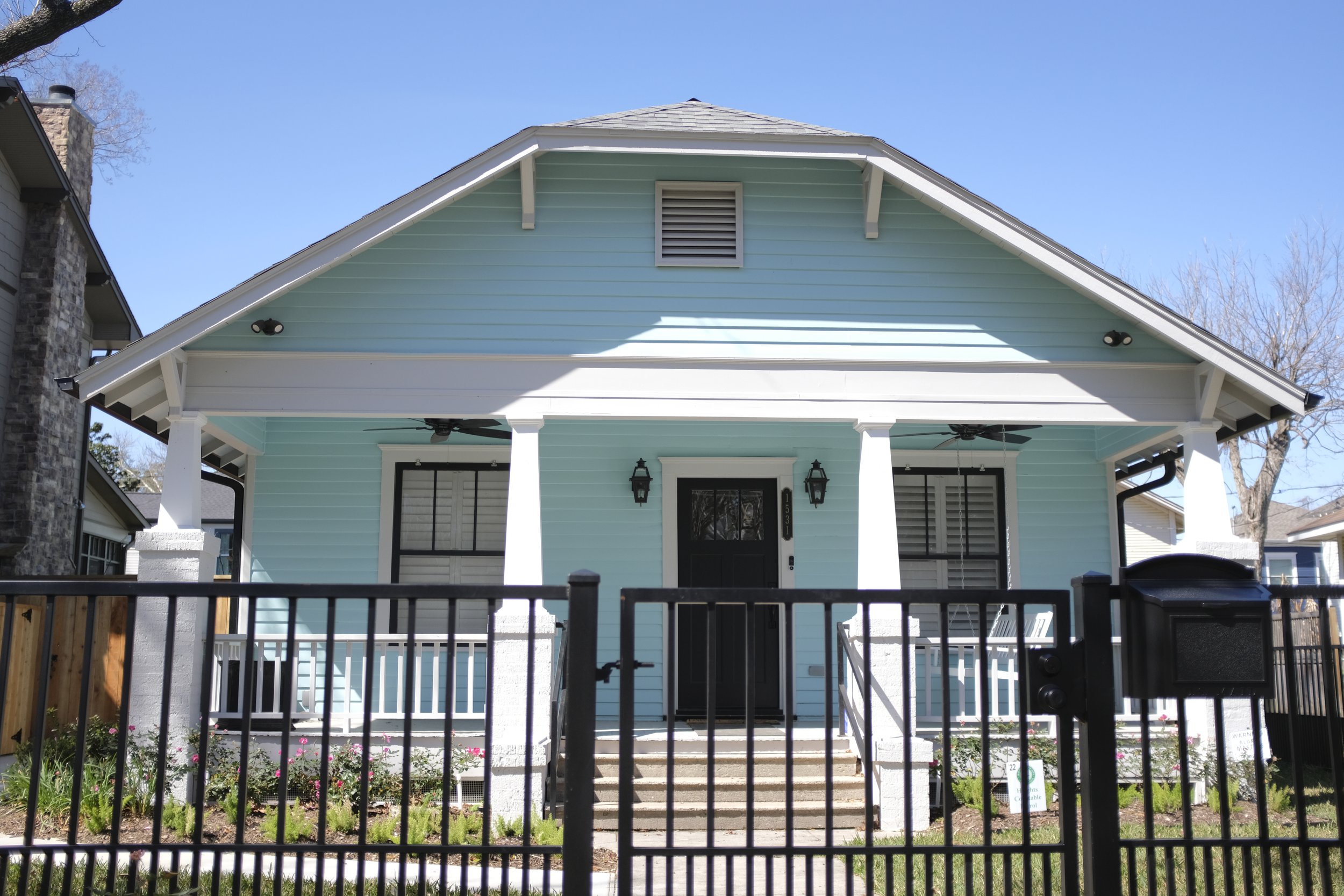 This picturesque bungalow in light blue has been meticulously renovated.