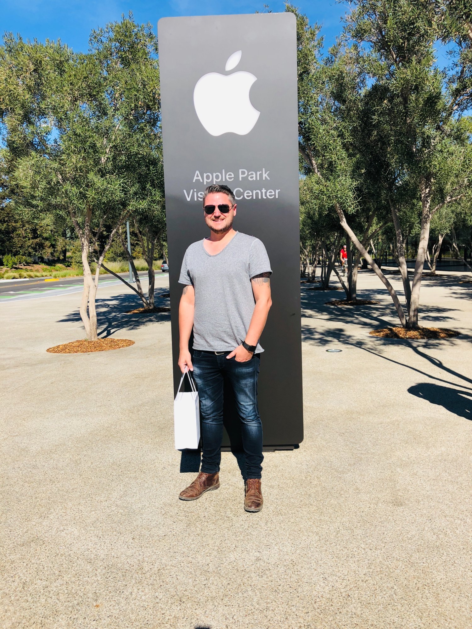 Norbert Kessler vor dem Apple Park Visitor Center in Cupertino