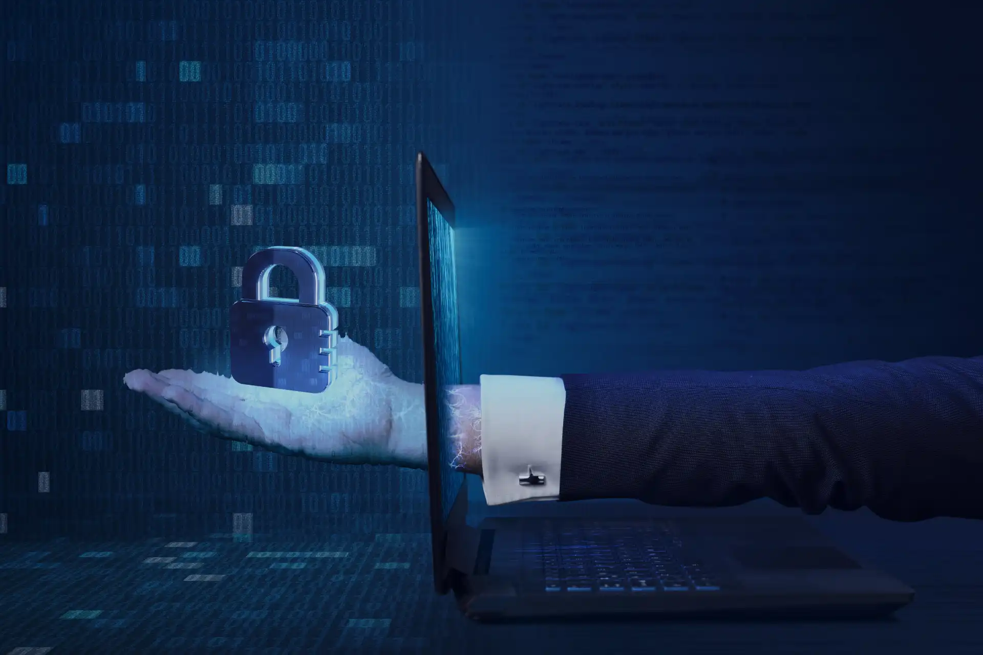 Imagem que representa segurança digital, mostrando um cadeado emergindo de um laptop em uma mão. A cena simboliza proteção de dados e privacidade na internet.