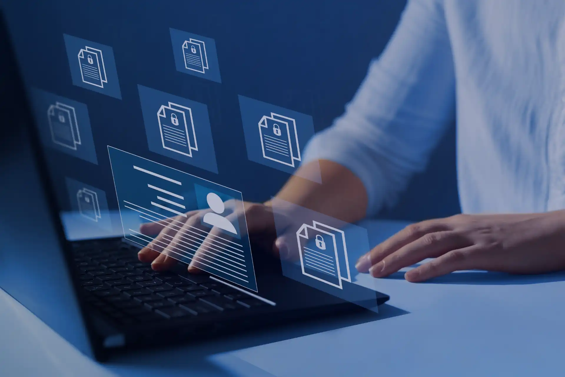 Pessoa utilizando um laptop com ícones de documentos e informações pessoais na tela, simbolizando gerenciamento de dados e segurança digital.