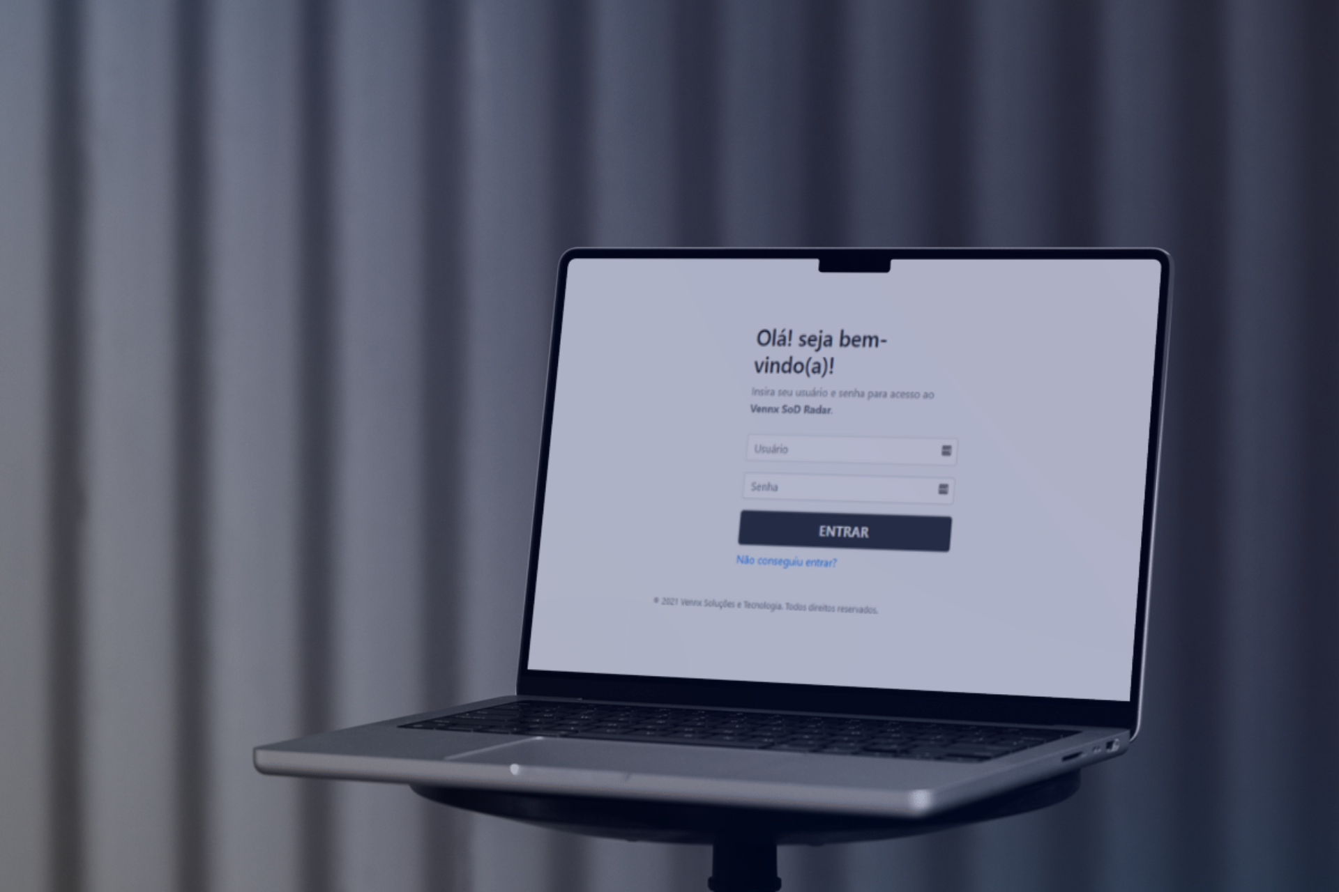 Imagem de um laptop exibindo uma tela de login com a mensagem de boas-vindas e campos para usuário e senha, ideal para acesso ao site.