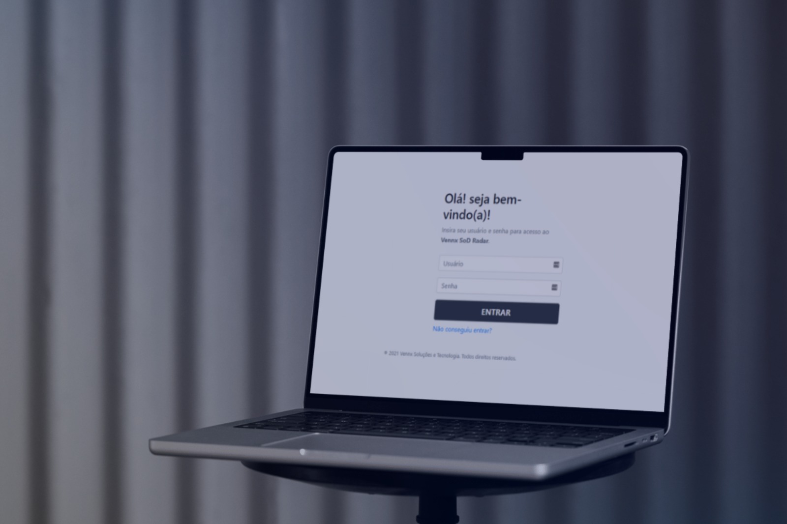 Imagem de um laptop exibindo uma tela de login com a mensagem de boas-vindas e campos para usuário e senha, ideal para acesso ao site.