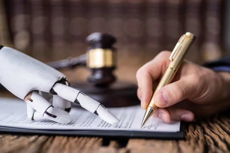 Imagem representando a interação entre robô e humano na área legal, com uma mão robótica apontando para um documento enquanto a outra mão escreve com uma caneta. Ideal para destacar a relação entre tecnologia e direito.