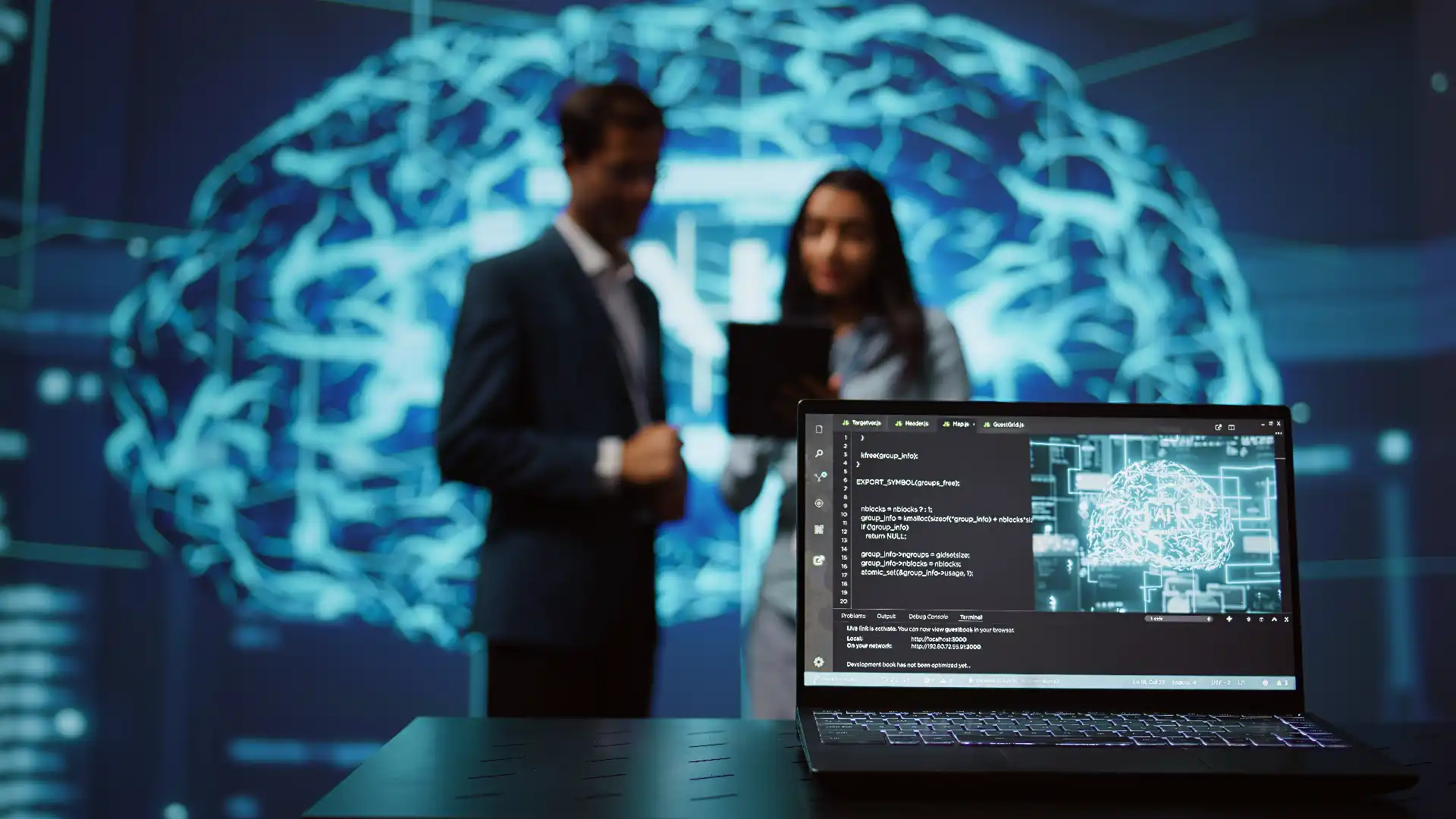 Close up de um notebook usado por colaboradores desenvolvendo sistemas de inteligência artificial, com destaque para o conteúdo de machine learning e automação de TI, apoiando a transformação digital e a gestão de TI com IA.