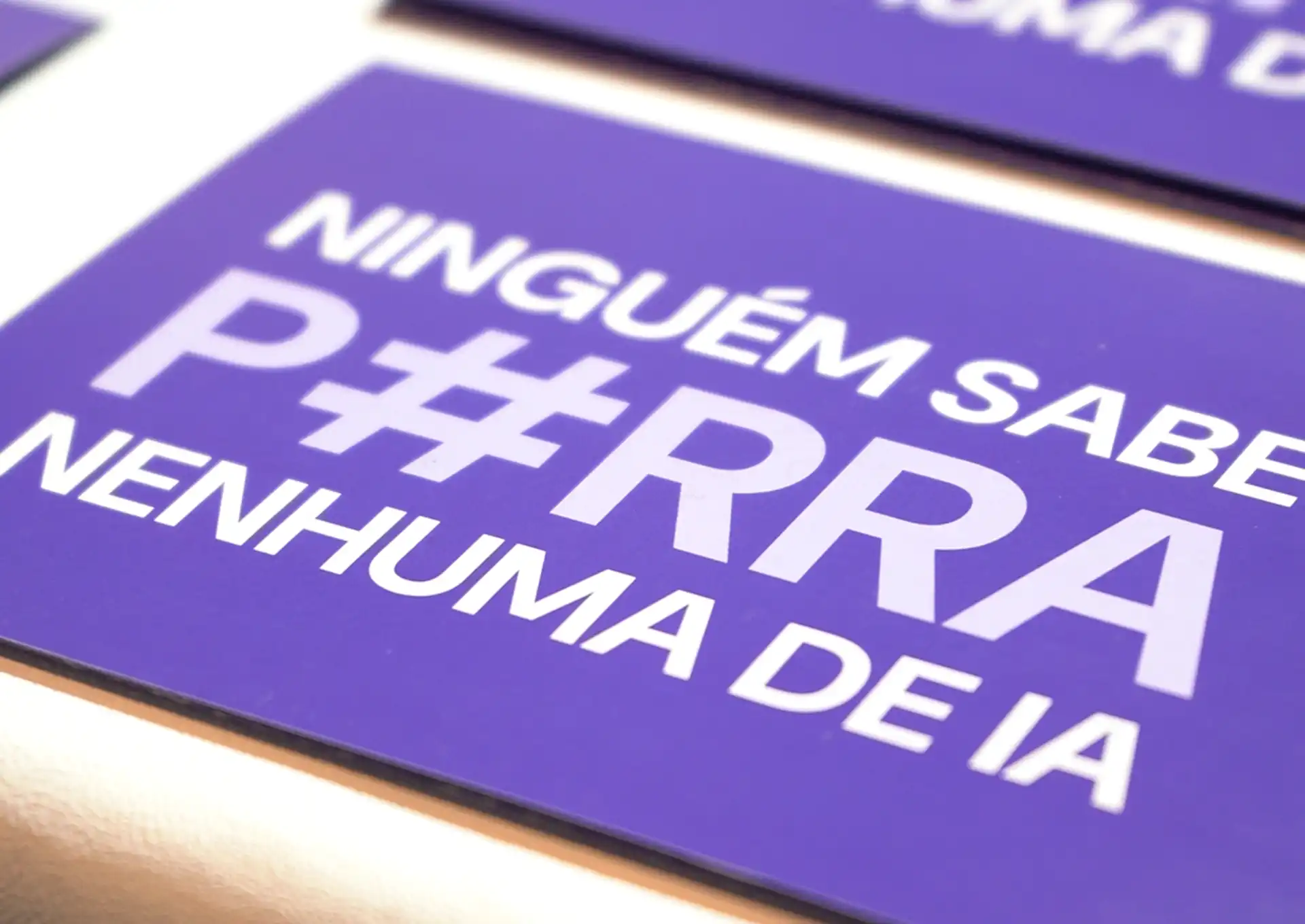Cartaz com mensagem em português que diz que ninguém sabe usar a inteligência artificial mas que a empresa possui habilidades acima do mercado