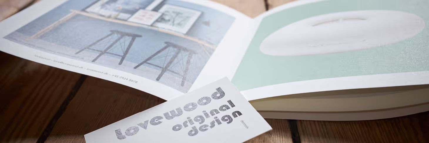 Lovewood møbelbrochure – layout og typografi designet af KATAPULT®