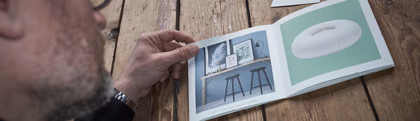 Lovewood møbelbrochure – layout og typografi designet af KATAPULT®