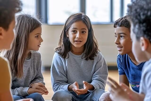 Kinder sprechen in der Runde über Selbstbehauptung
