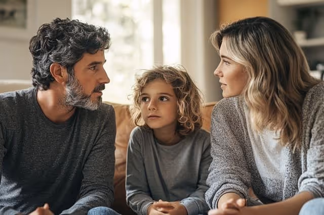 Familie im ernsten Gespräch auf dem Sofa
