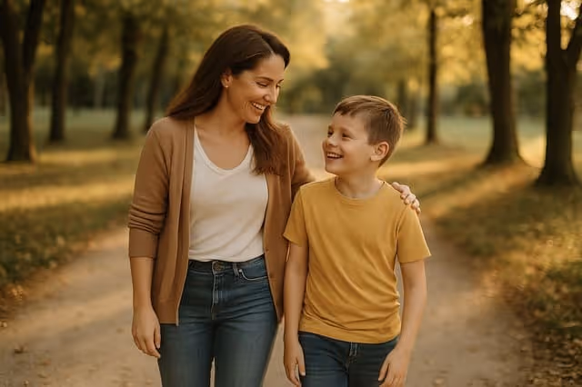 Mutter führt einfühlsames Gespräch beim Spaziergang