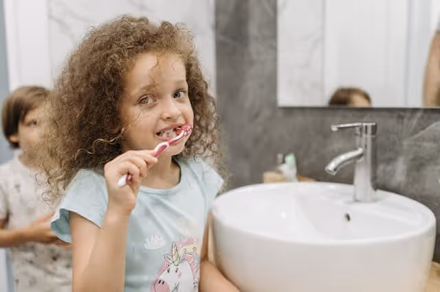 Mädchen putzt sich selbstständig die Zähne