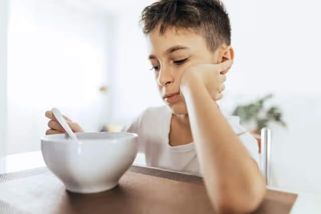 Kind zeigt Appetitlosigkeit durch Mobbing