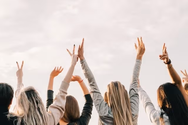 Jugendliche feiern Zusammenhalt und Freundschaft