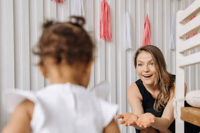 Mutter gibt Kind Halt und Sicherheit