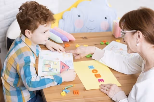 Kind zeigt Zeichnung in therapeutischem Gespräch