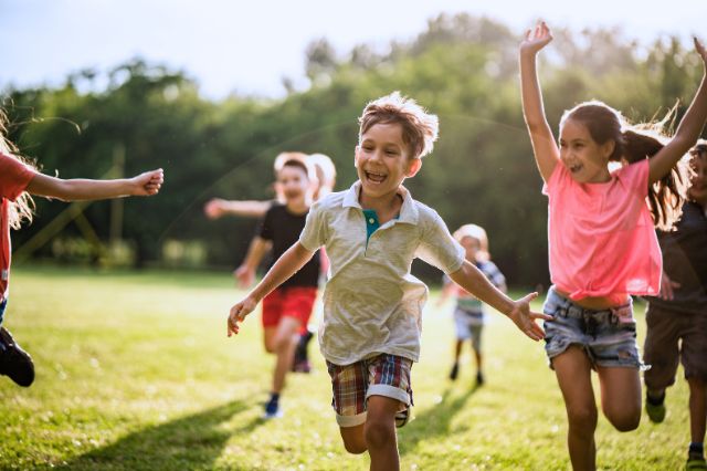 Selbstbewusstsein stärken Kinder beim Spielen miteinander