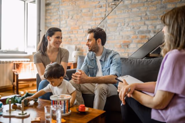 Eltern mit Kind in einem Beratungsgespräch