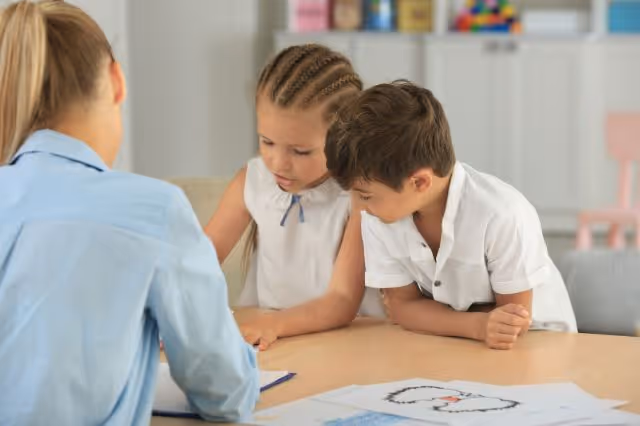 Kinder machen Hausaufgaben