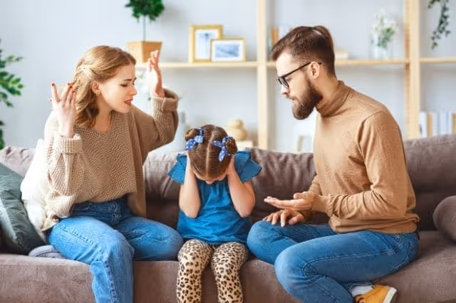 Eltern streiten, Kind hält sich die Ohren zu
